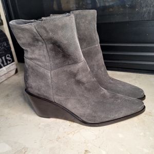 Vero Cuomo Vince gray suede / New with tag/ without box